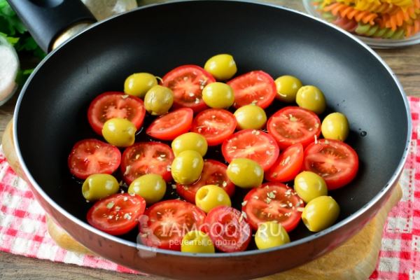 Паста с оливками и помидорами