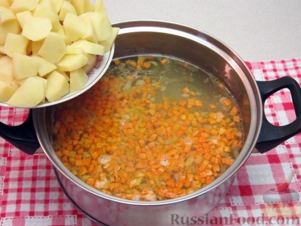 Рисовый суп с крапивой, картофелем и яичными рулетиками