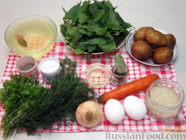 Рисовый суп с крапивой, картофелем и яичными рулетиками