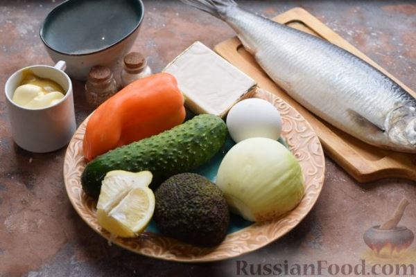 Рулет из сельди с овощами, авокадо, яйцами и плавленым сыром