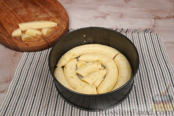 Банановый пирог-перевёртыш с карамелью и орехами