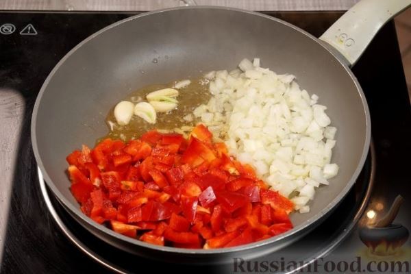 Чечевица с овощами, на сковороде
