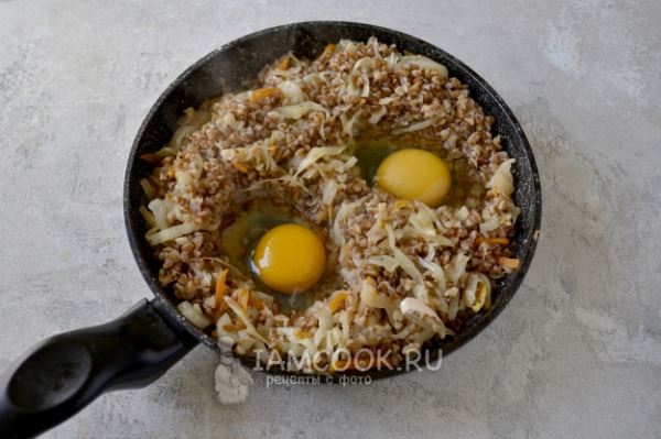 Гречка с капустой и яйцом на сковороде