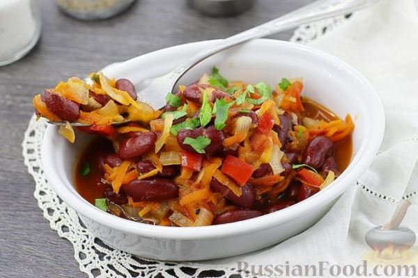 Консервированная фасоль с овощами в томатном соусе (на сковороде)