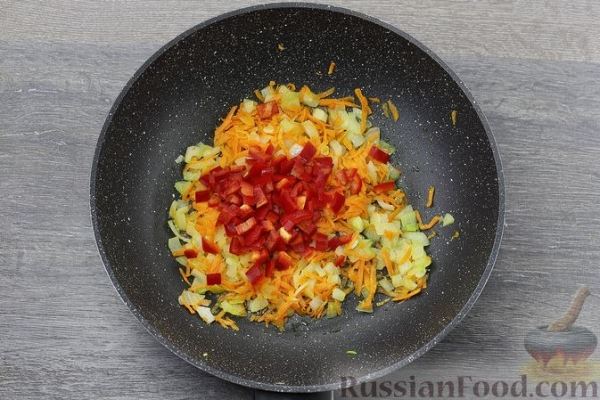 Консервированная фасоль с овощами в томатном соусе (на сковороде)