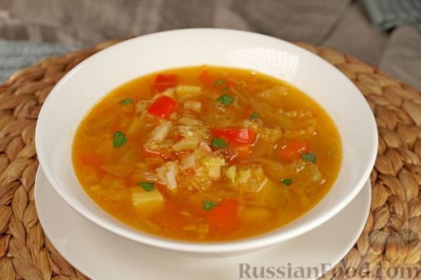 Овощной суп с молодой капустой, сладким перцем и сельдереем