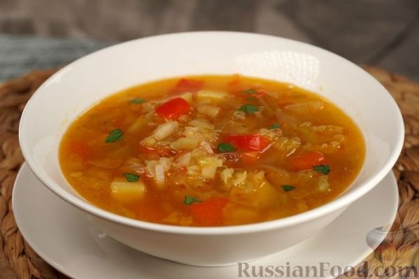 Овощной суп с молодой капустой, сладким перцем и сельдереем