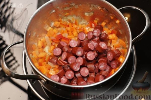 Суп с копчеными колбасками, фасолью и горошком