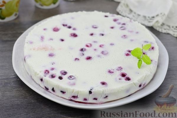 Желейный творожно-молочный торт со сгущёнкой, зефиром и ягодами