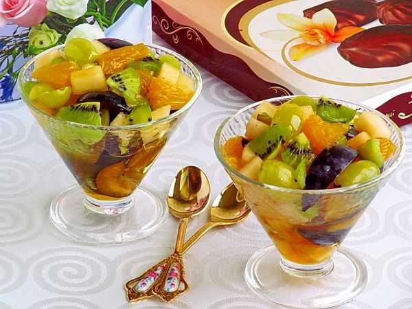 Салат-коктейль с курицей и фруктами