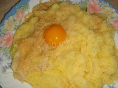 Деруны - картофельные оладьи на желтках