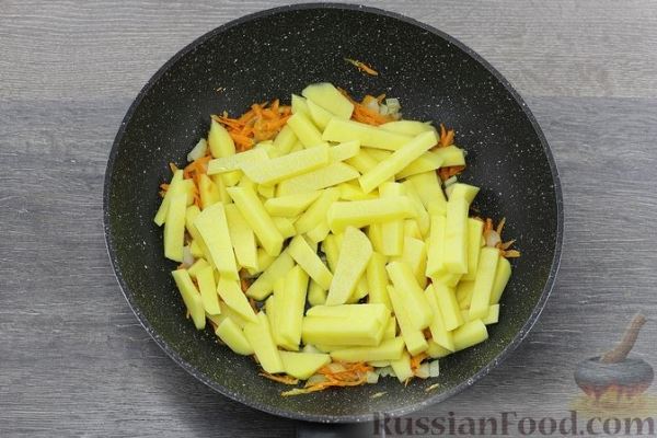 Картошка, тушенная с капустой и черносливом