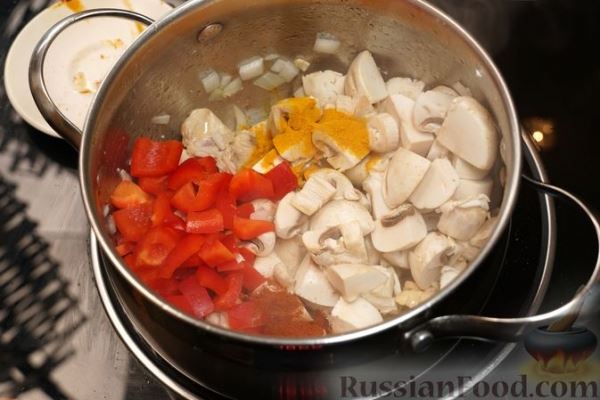 Куриный суп с кукурузой, грибами, сладким перцем и сливками
