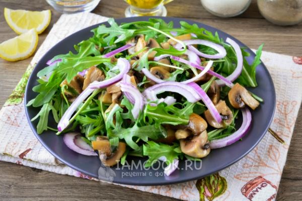 Салат с руколой и грибами