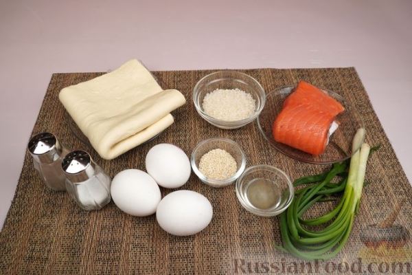 Слоёно-дрожжевой пирог с красной рыбой, рисом и яйцами
