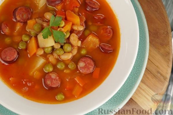 Суп с копчеными колбасками, фасолью и горошком